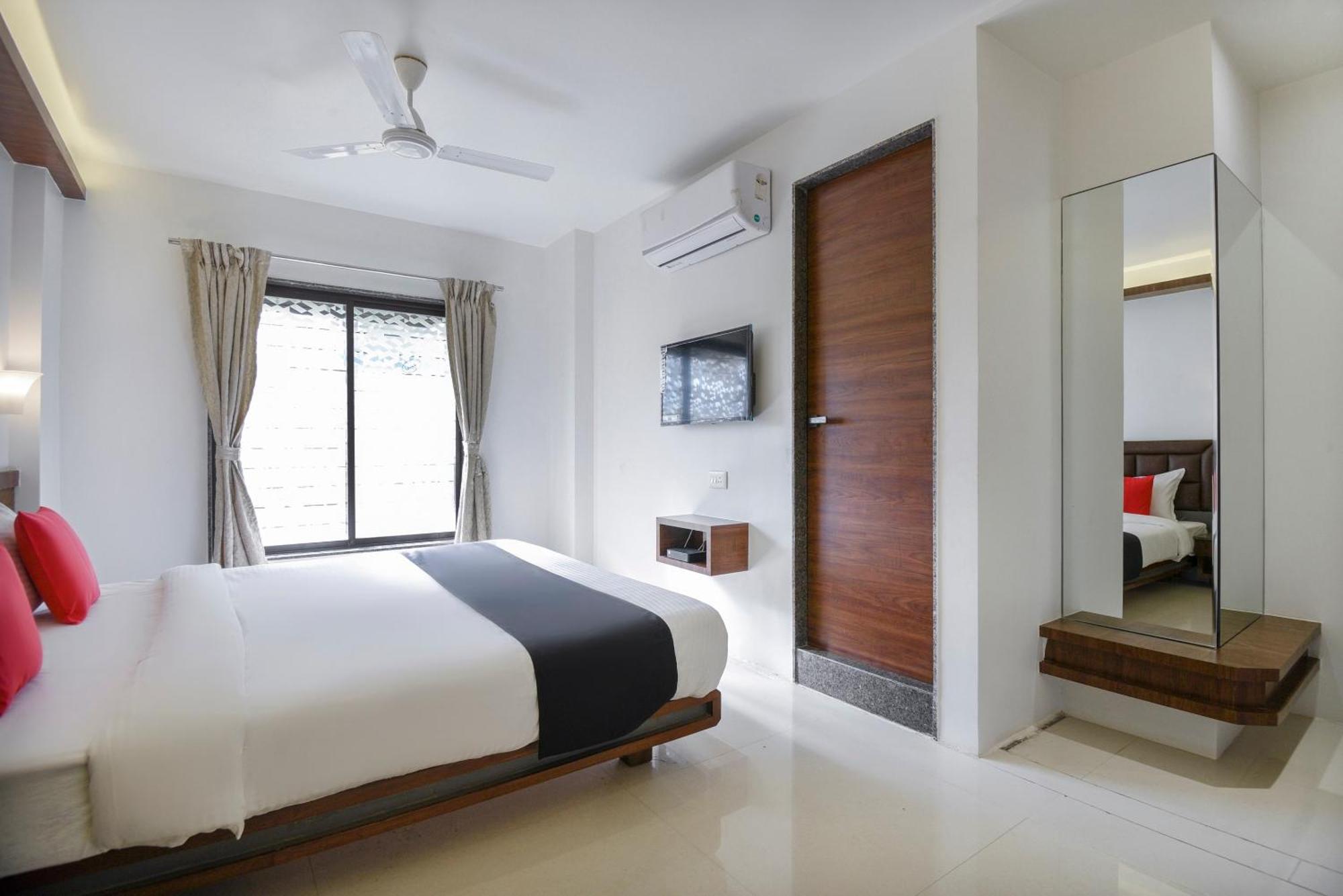 Oyo Flagship Hotel Shreeyash Executive Mangvadi Exterior photo
