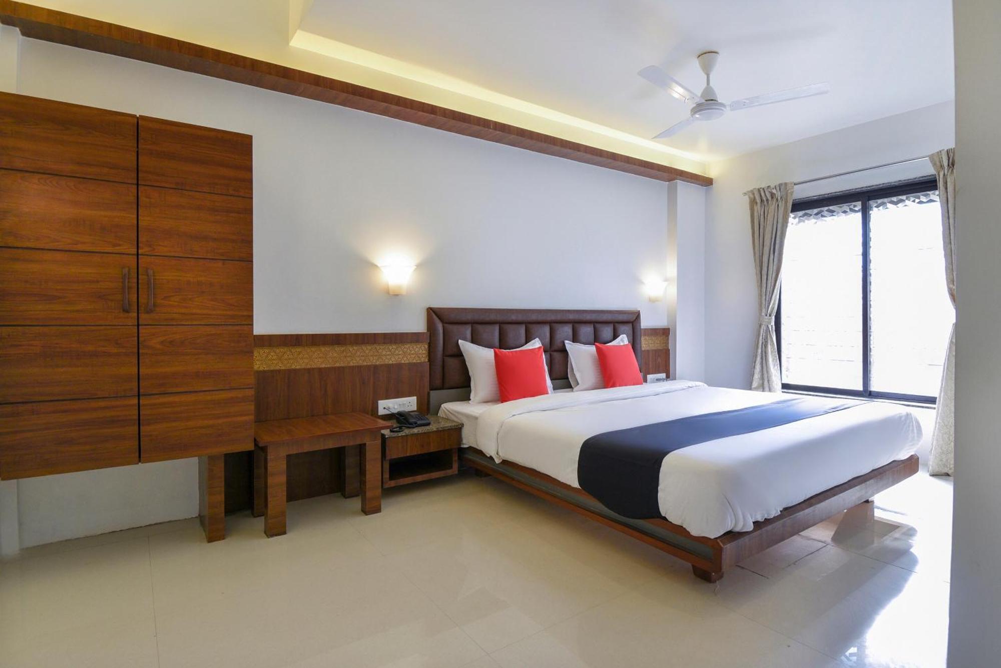 Oyo Flagship Hotel Shreeyash Executive Mangvadi Exterior photo