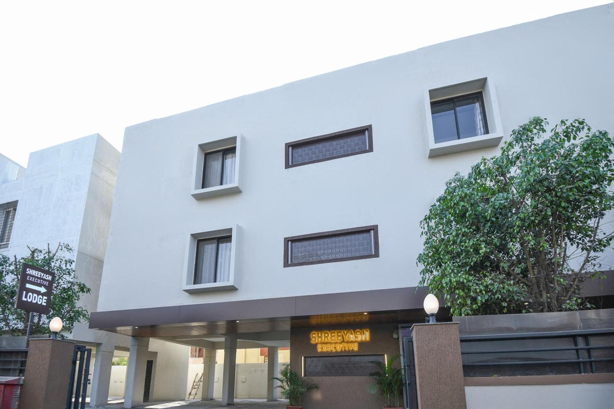 Oyo Flagship Hotel Shreeyash Executive Mangvadi Exterior photo