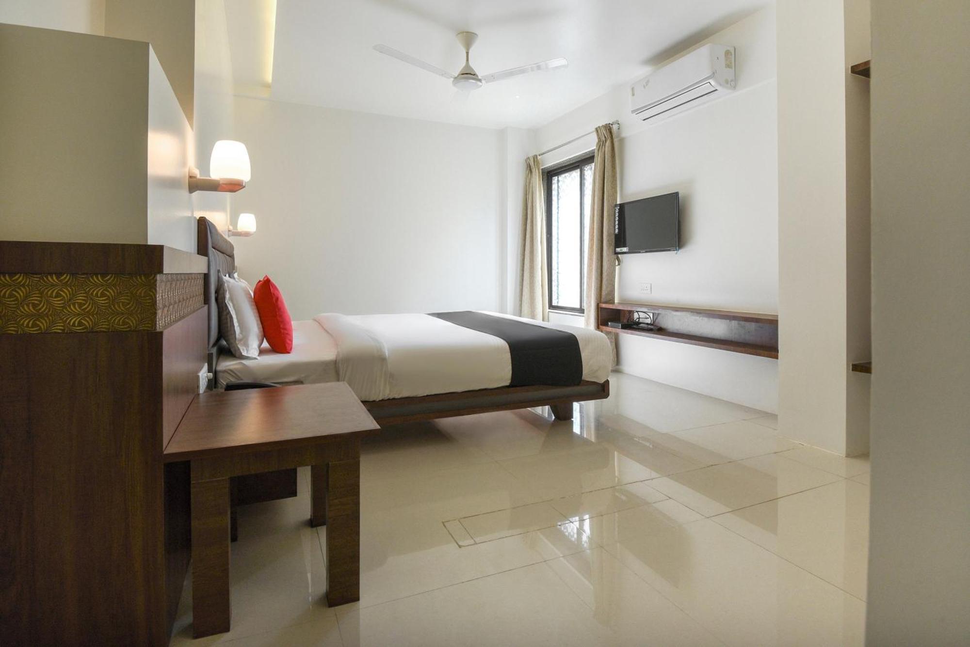 Oyo Flagship Hotel Shreeyash Executive Mangvadi Exterior photo